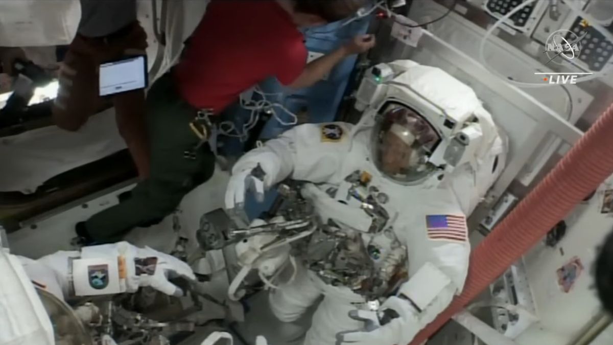 Američtí astronauti vystoupili z paluby ISS. Venku na orbitě mají pracovat sedm hodin